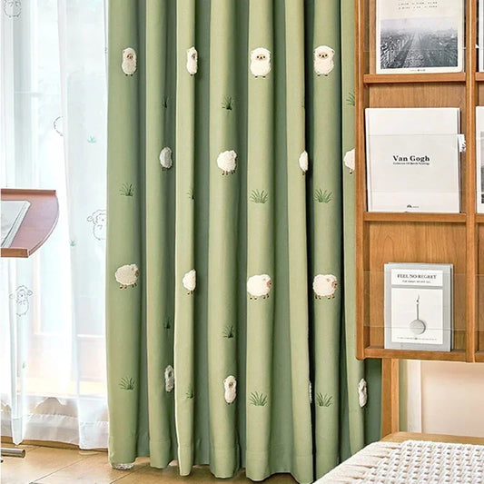 Rideaux en textile de haute qualité, au design d'intérieur élégant, avec des motifs brodés et des couleurs douces, disposés de manière décorative sur une tringle à rideau près d'un grand lit avec des oreillers et un coussin jeté. Ces rideaux, parfaits pour le traitement des fenêtres, ajoutent une touche de charme à la décoration de la chambre tout en offrant une couverture de fenêtre efficace et attrayante.