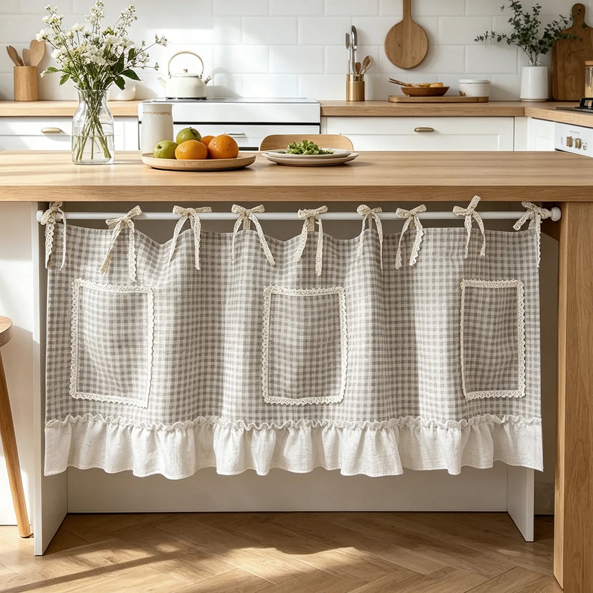 tablier cuisine vintage gris clair blanc carreaux bordure dentelle poches ustensiles rubans noués fixations