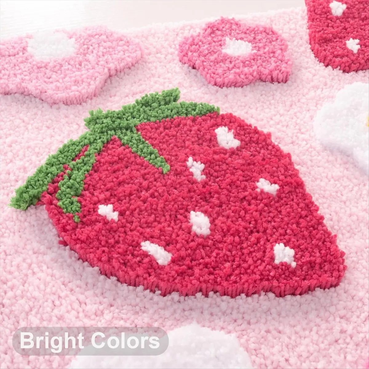 tapis bain rose fraises fleurs texture pelucheuse doux decoratif sous pieds facile entretenir machine