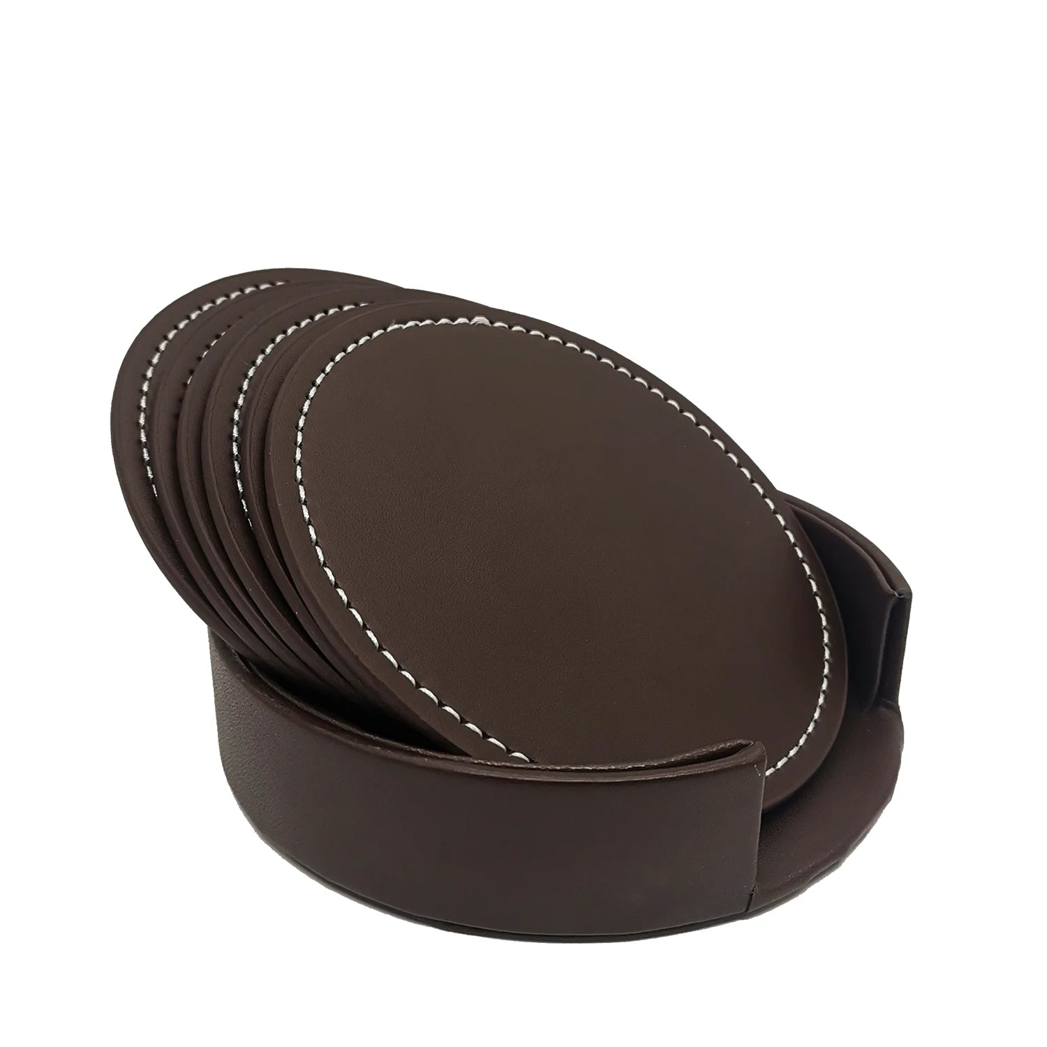 Ensemble de six sous-verres ronds en cuir marron foncé avec coutures blanches apparentes, présentés avec un support pour les ranger élégamment.