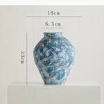 vase moderne blanc bleu rayures taches fleurs artificielles décoration intérieure unique table arrangement floral