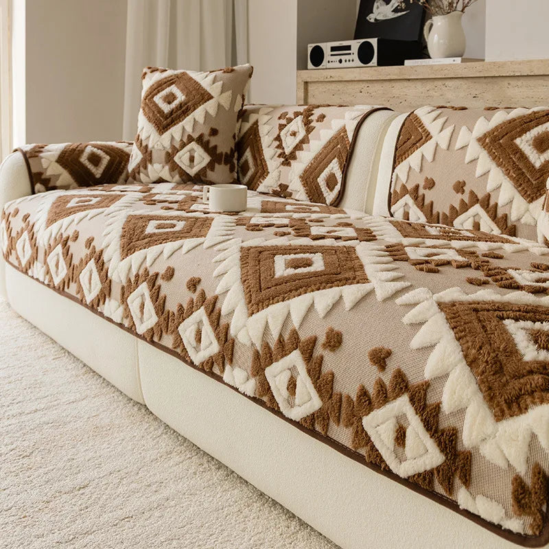 Le canapé est doté d'un motif géométrique ethnique dans des tons de brun et de blanc, créant une ambiance chaleureuse et confortable dans cette pièce.