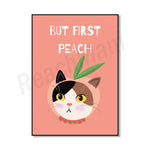 Affiche humoristique avec un chat bicolore aux yeux jaunes et un texte indiquant "But first peach".