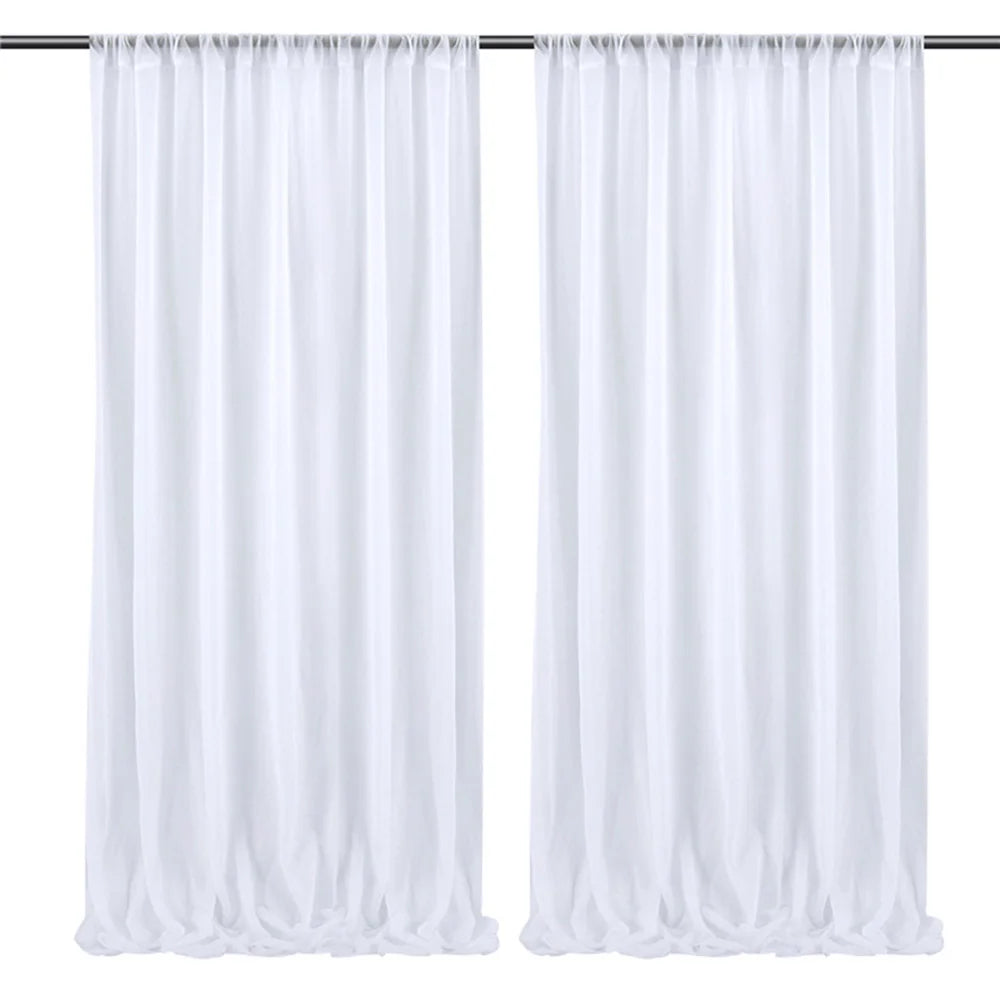 Des rideaux blancs élégants suspendus à une tringle métallique, créant une ambiance épurée et lumineuse.