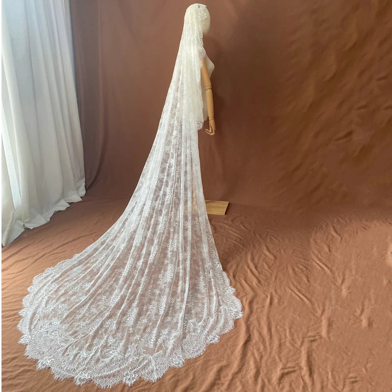voile mariée femme blanc dentelle motifs floraux translucide classique romantique clips noirs unique égliseextérieur