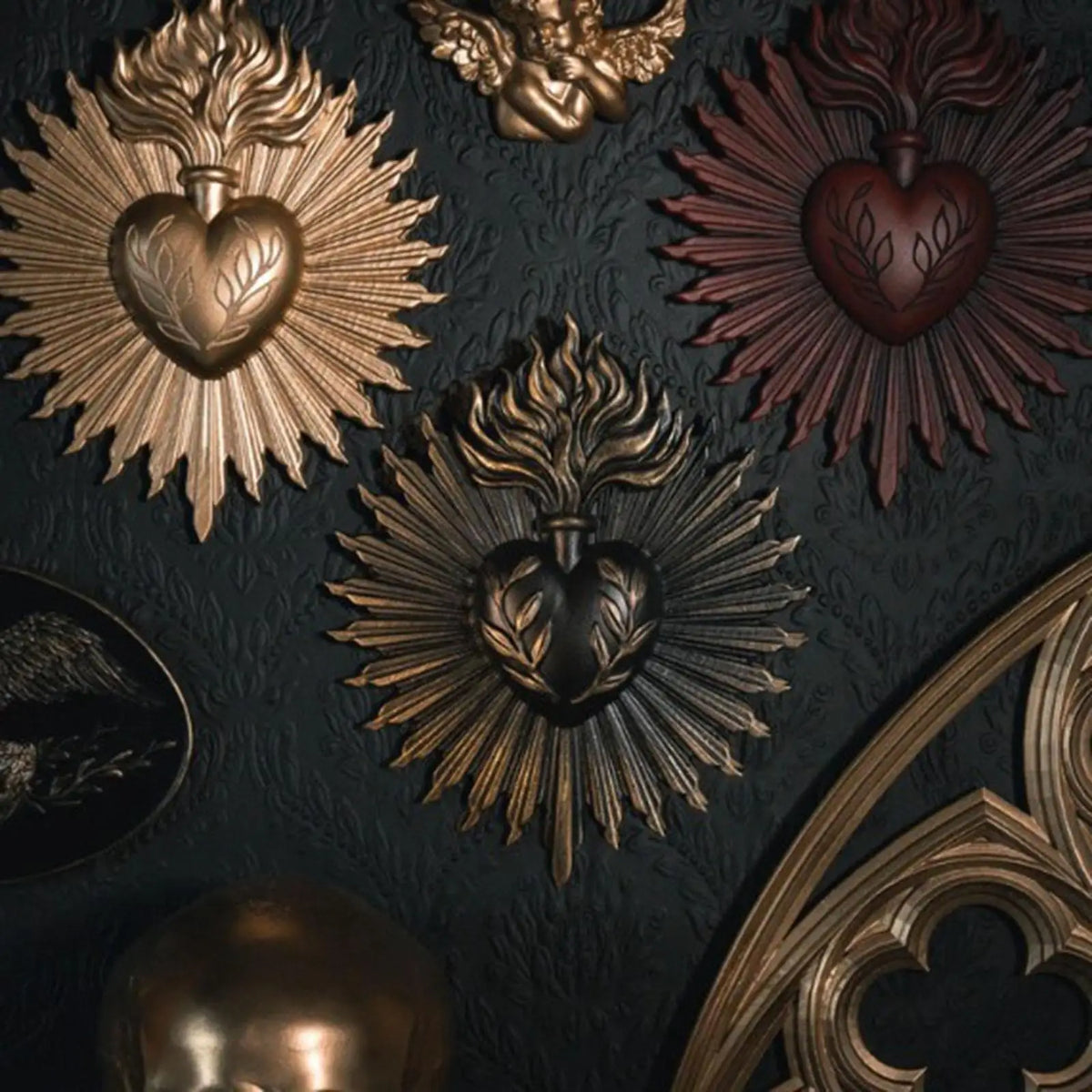 sculpture murale cœur relief feuilles bronze noir artisanal gothique décoration intérieure ornement religieux farmhouse