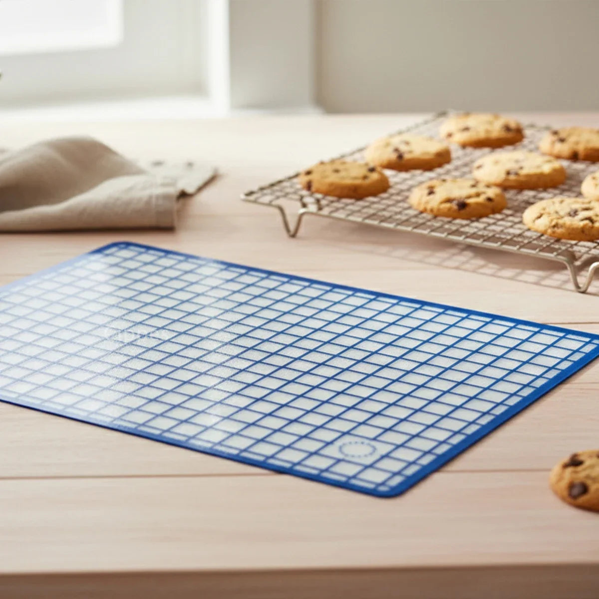 tapis cuisson silicone grille bleu blanc moderne biscuits four pâtisserie antiadhésive réutilisable respectueux environnement