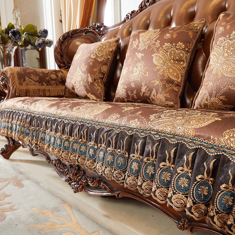 Un canapé luxueux orné de motifs floraux dorés et de broderies ornementales, offrant un style opulent et raffiné dans cette pièce élégante.