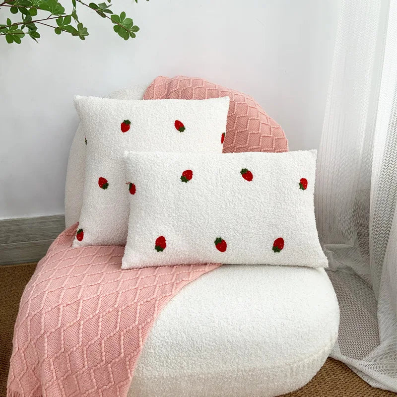 coussins blancs brodés fruits cerises fraises avocats texture bouclée moderne décoration canapé salon voiture