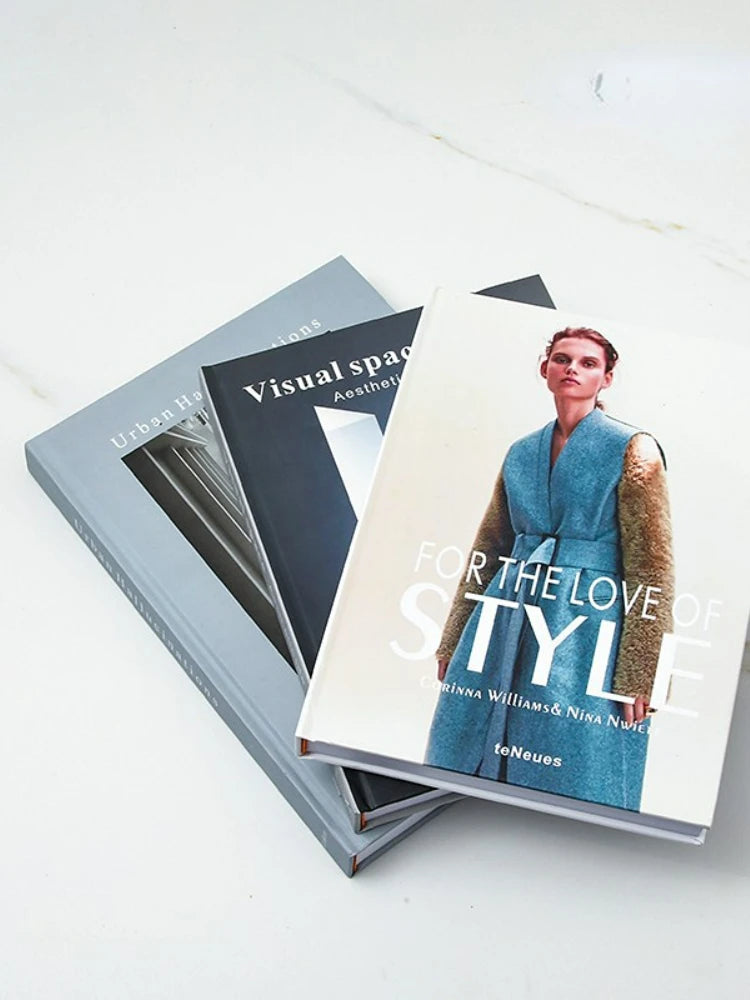 Collection de faux livres décoratifs dans différentes couleurs pour agrémenter un intérieur
