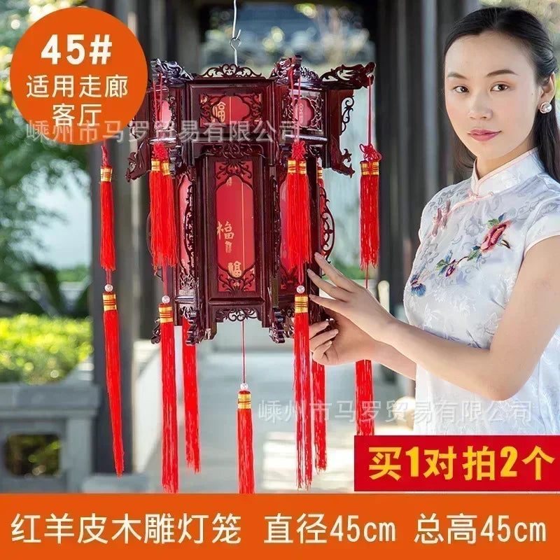 lanterne traditionnelle chinoise bois sculpté rouge décorative pompon fête mariage jardin