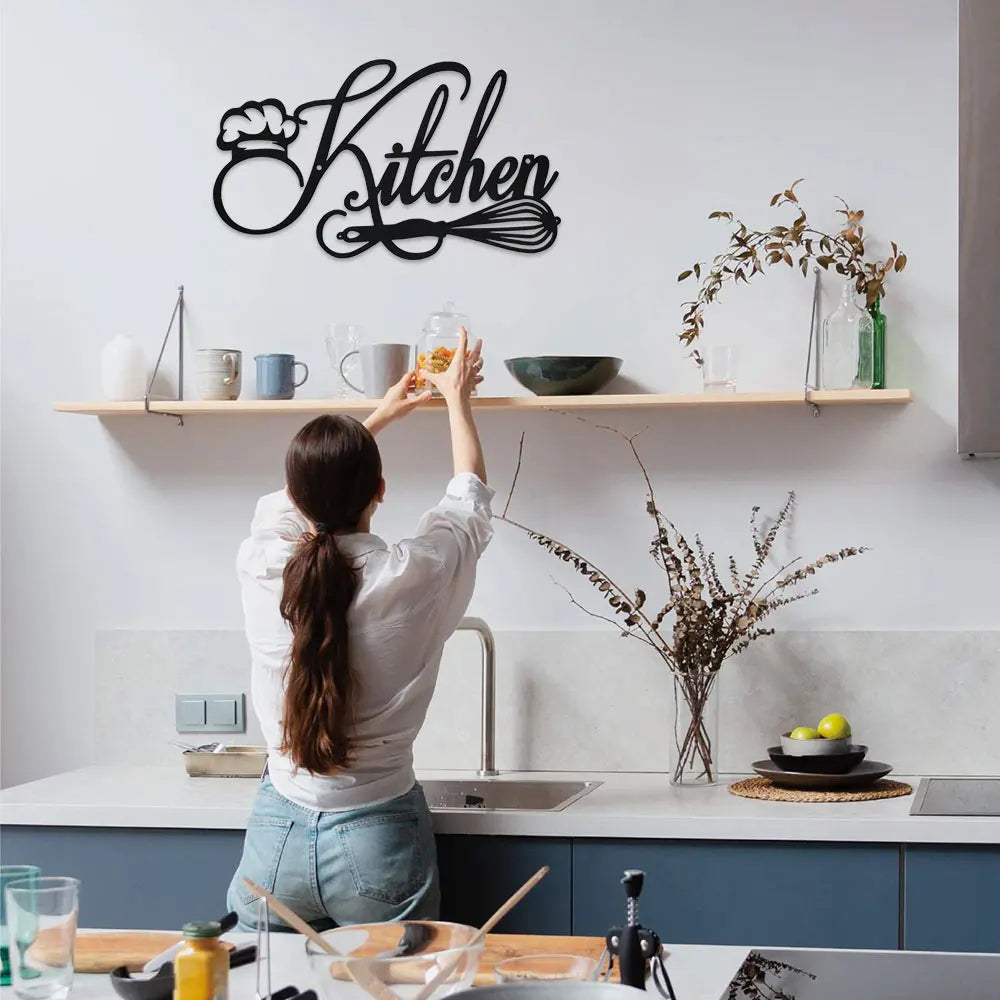 Panneau mural installé dans une cuisine avec ambiance campagne