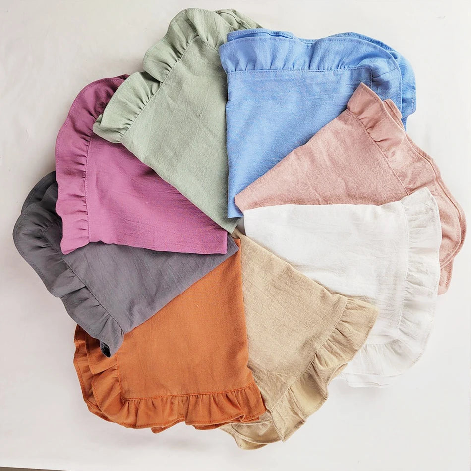 Un assortiment coloré de draps et de taies d'oreiller froissés dans des tons pastel.