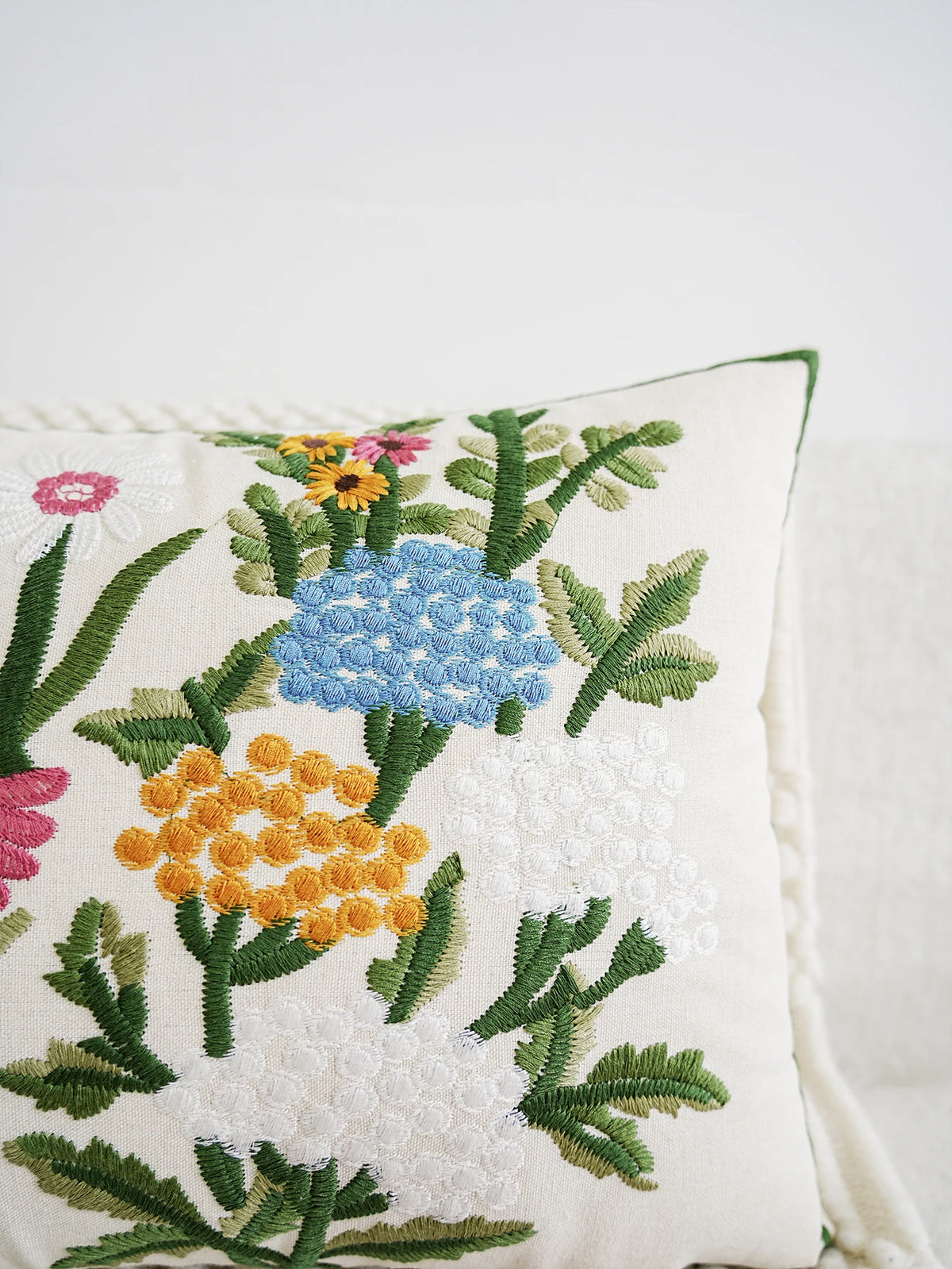 housse coussin brodée motif floral multicolore blanc décoratif adhésif traditionnel maison voiture