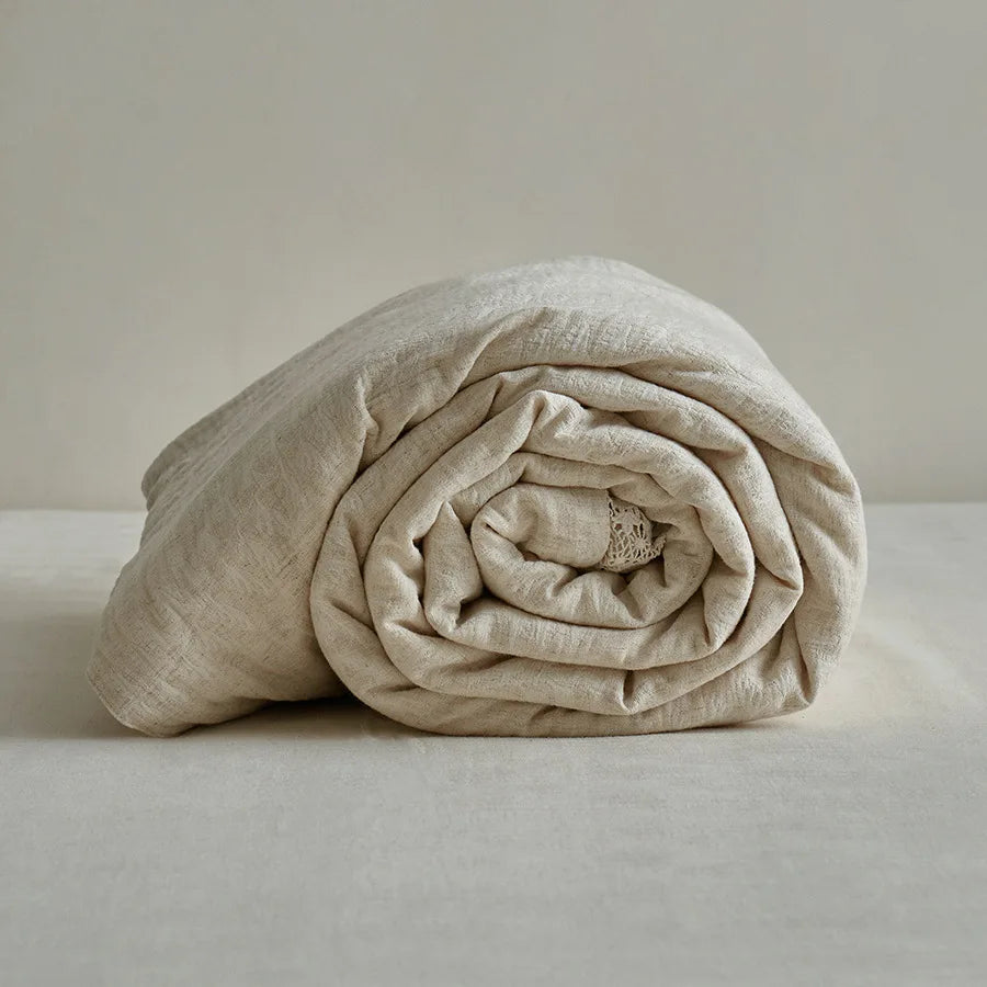 Vue rapprochée du tissu en gaze de coton et lin de la couette