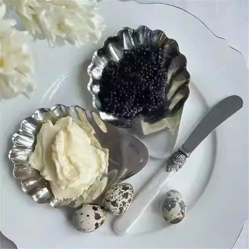 assiette coquille nacre argentée caviar bougie décoration table élégante cheese dessert snack fruit plate