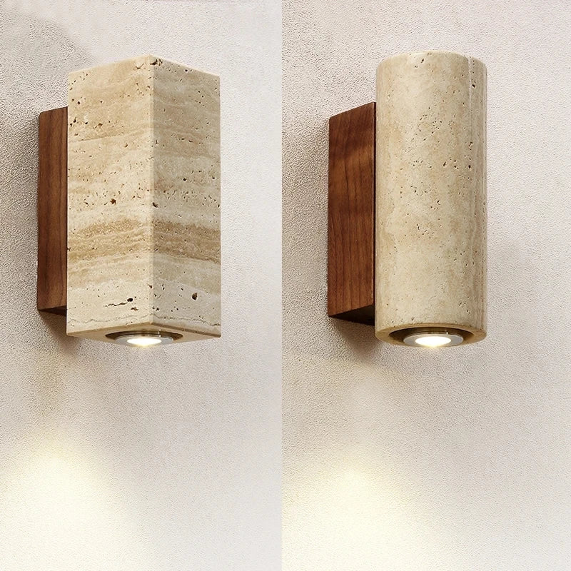 Détail de l'applique murale en travertin et bois avec design épuré Wabi Sabi