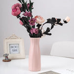vase moderne rose pâle bleu clair blanc rayures verticales opacité décoration intérieure floral composition