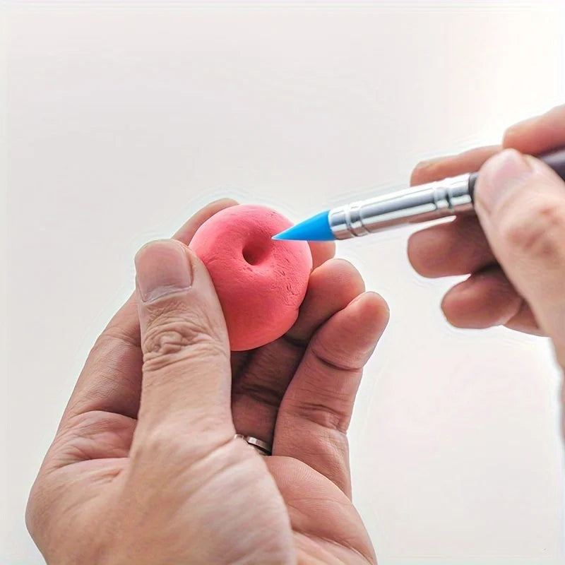 brosse pâte moderne poils bleus manche brun foncé poignée métallique utilitaire française