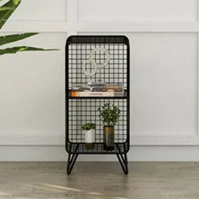 étagère moderne or gris métal maille trois niveaux livres plantes horloge lampe panier