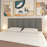 Tête de lit décorative installée au-dessus d'un lit moderne