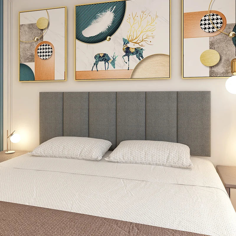 Tête de lit décorative installée au-dessus d'un lit moderne