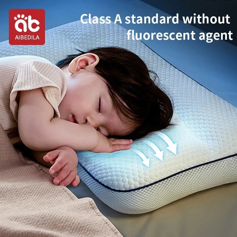 coussin bébé blanc bleu coton polyester dessin animé motifs géométriques contour arrondi ergonomique quatre