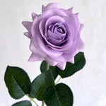 bouquet roses artificielles mariage anniversaire décoration intérieure plateau doré vase transparent feuilles vertes classique
