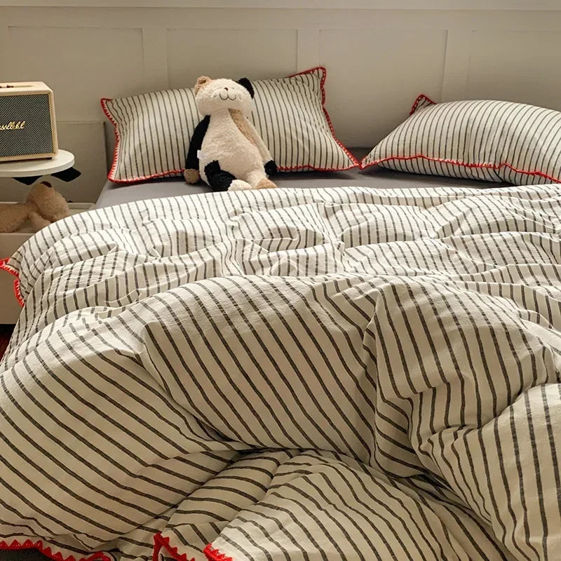 Parure de lit rayé en coton 100% sur un lit moderne