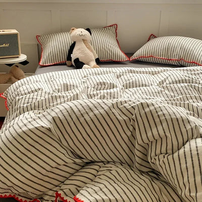 Parure de lit rayé en coton 100% sur un lit moderne