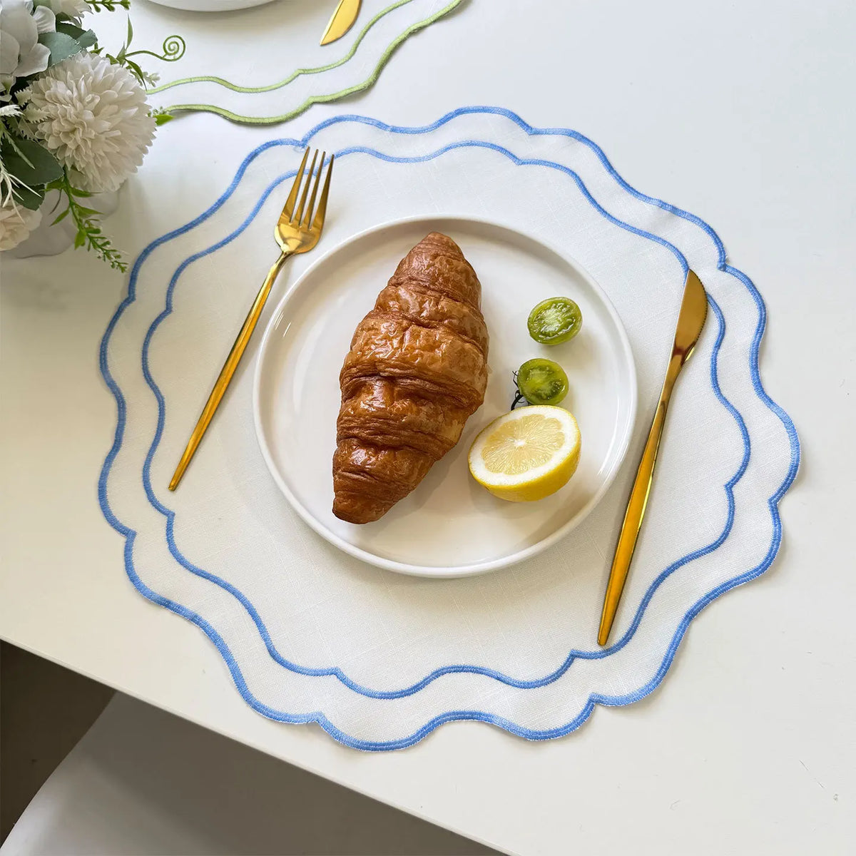 serviettes table moderne blanc bleu noir rayures bordure bleue opaques élégantes set