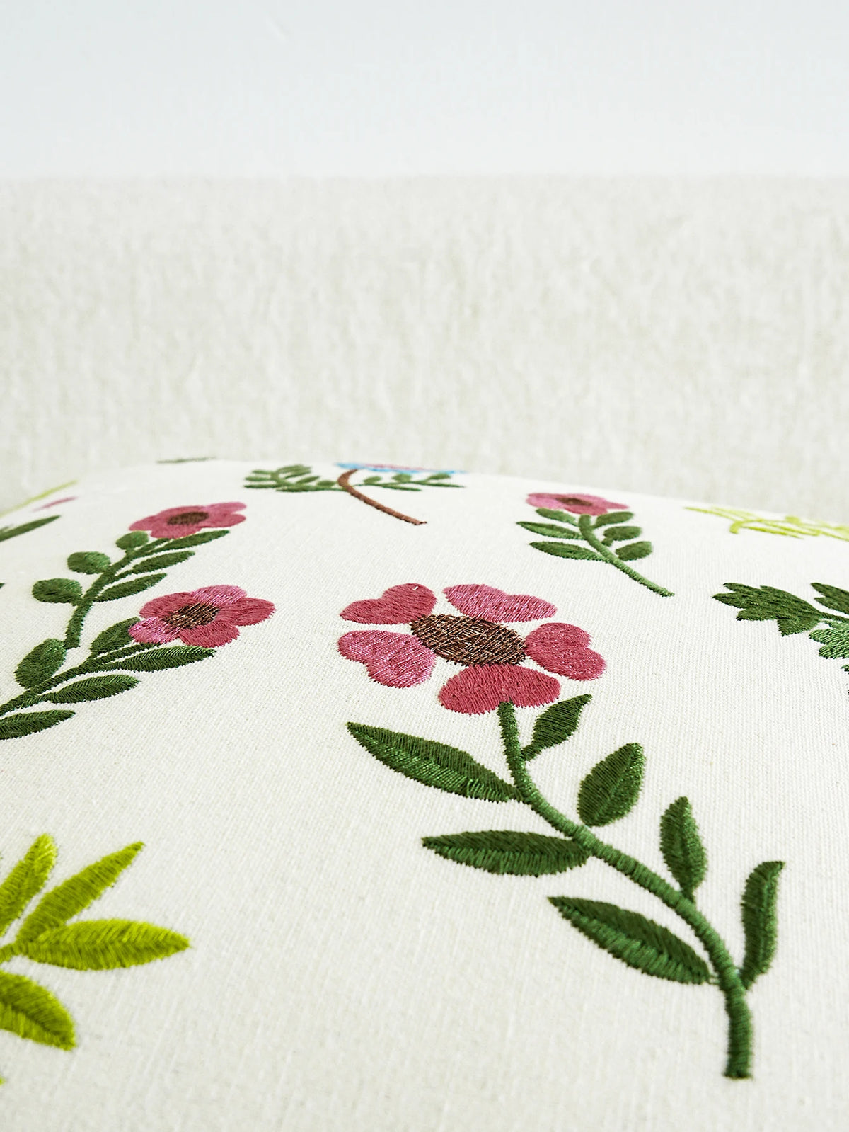 housse coussin brodée fleurs colorées rose bleu vert tissu polyester traditionnel adhésif salon chambre