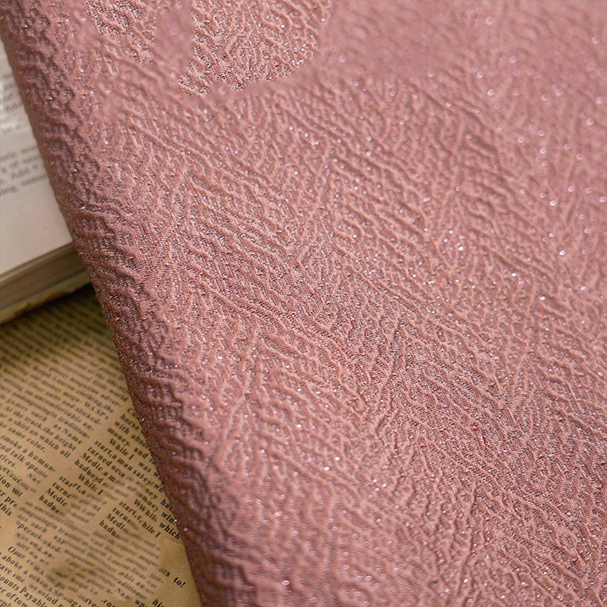 tissu polyester rose jacinthe texturé jacquard 145cm décoration mode couture gilet jupe sac main