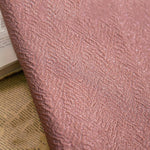 tissu polyester rose jacinthe texturé jacquard 145cm décoration mode couture gilet jupe sac main