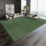 Salon moderne avec canapés confortables, table basse en bois et tapis vert gazon couvrant le sol.