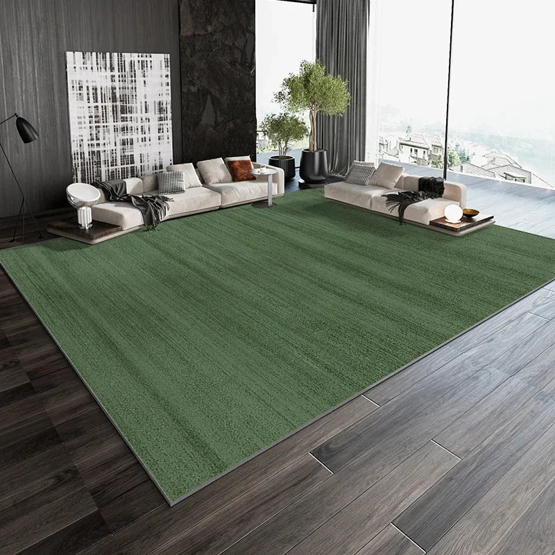 Salon moderne avec canapés confortables, table basse en bois et tapis vert gazon couvrant le sol.