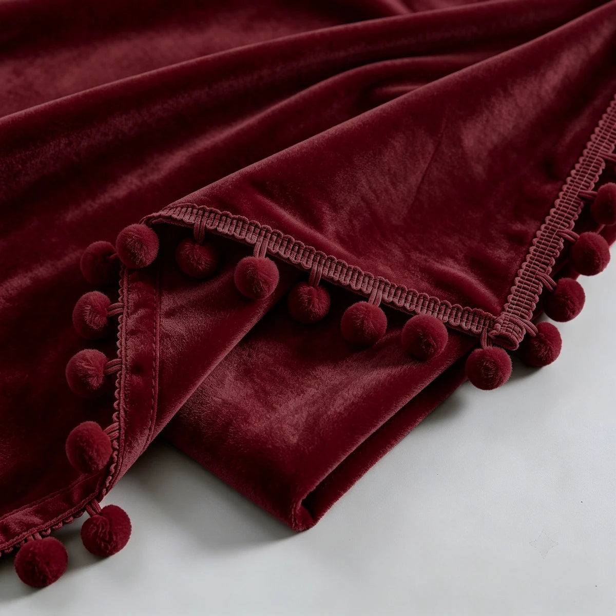 rideau fenêtre rouge bordeaux pompons bordure haute performance doux épais classique anneaux métalliques