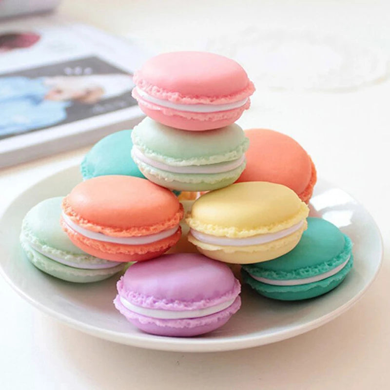 boîtes rangement forme macaron couleurs vert orange rose jaune créatif ludique capsules blanches vertes