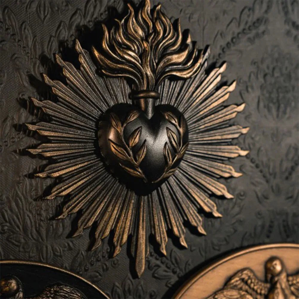 décoration murale cœur gothique or rouge noir relief floral baroque religieux vintage
