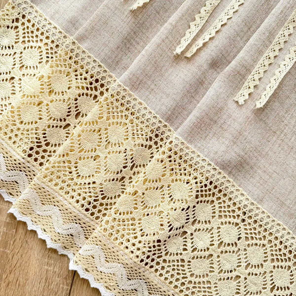 rideau beige clair texture lin bordure dentelle classique rustique fleuri maison