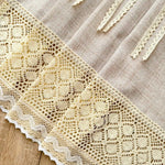 rideau beige clair texture lin bordure dentelle classique rustique fleuri maison