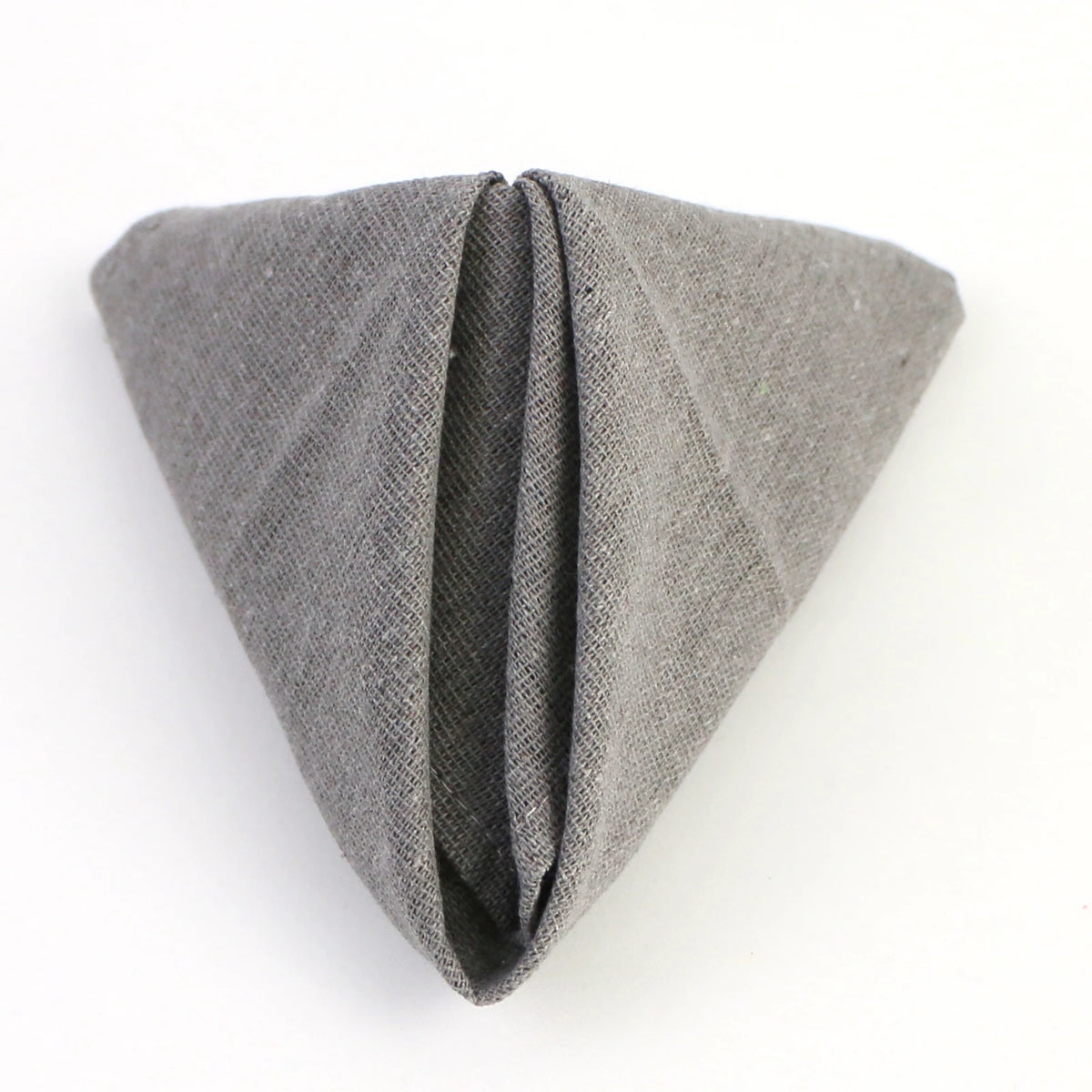 Cette image montre une écharpe grise en tissu maillé, avec des plis et des plis élégants.