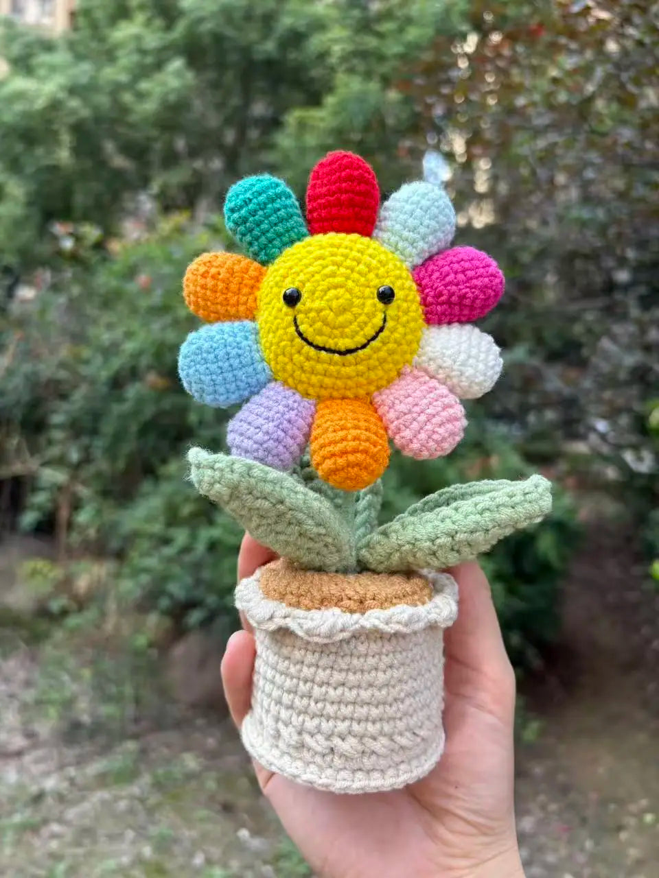 fleurs tricotées multicolores pot décoration intérieure artisanale célébration anniversaire diplôme