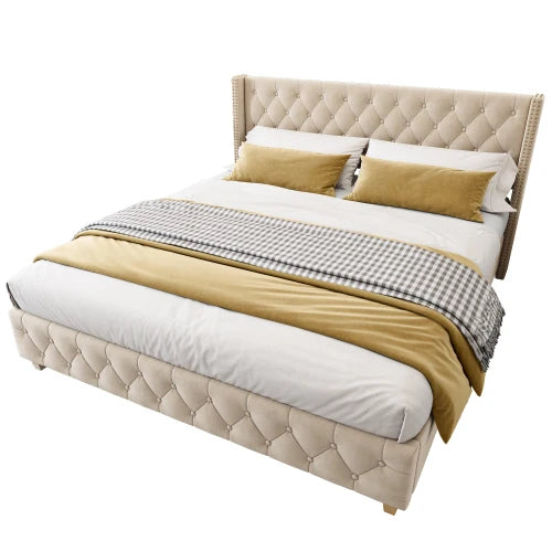 Détail du capitonnage à boutons et rivets sur la tête de lit du lit beige