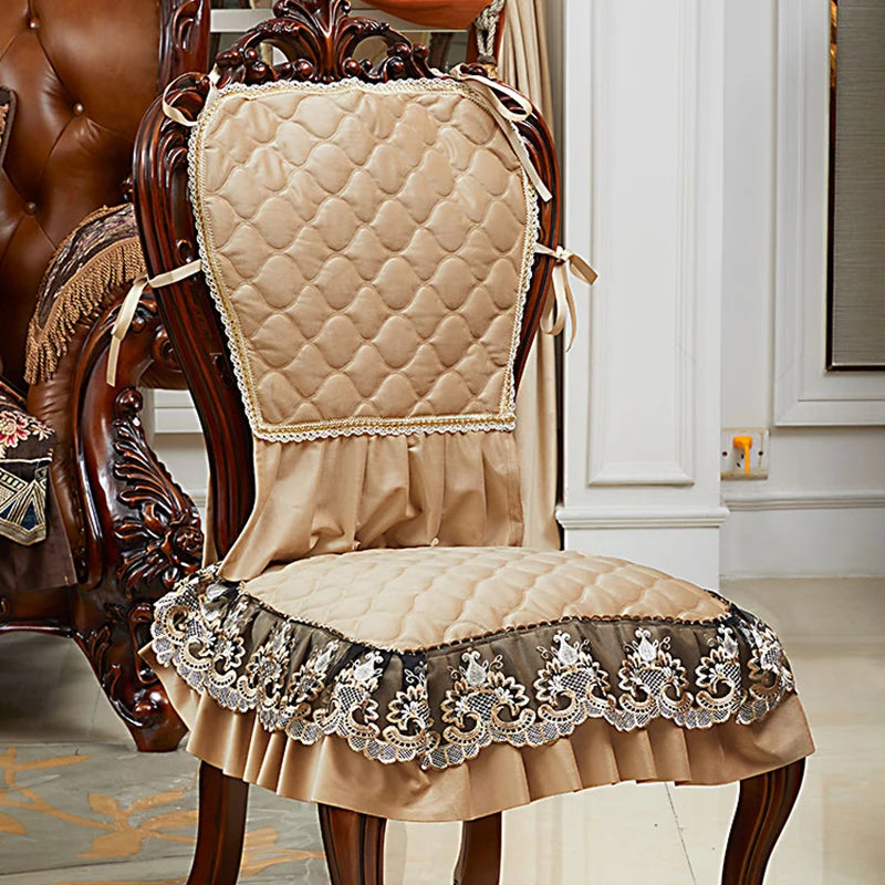 Cette chaise ornée de dentelle et de motifs floraux décoratifs crée une atmosphère de luxe et d'élégance dans la pièce.