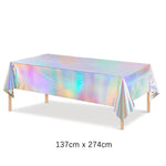 assiettes holographiques argentées gobelets pailles serviettes guirlande festif moderne événement anniversaire mariage