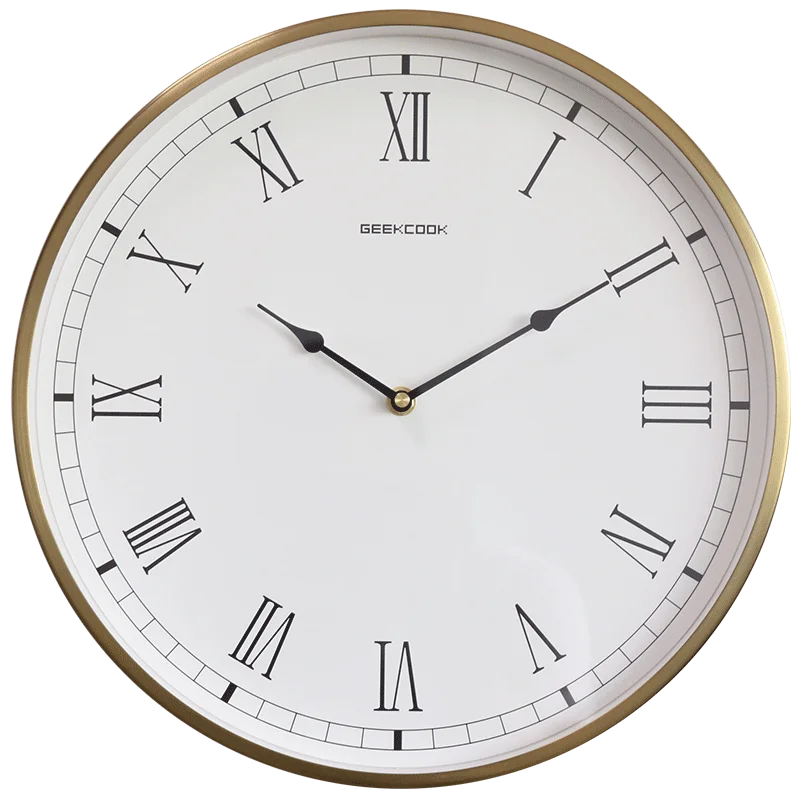 horloge murale dorée aiguilles romains noirs fond blanc moderne salon quartz