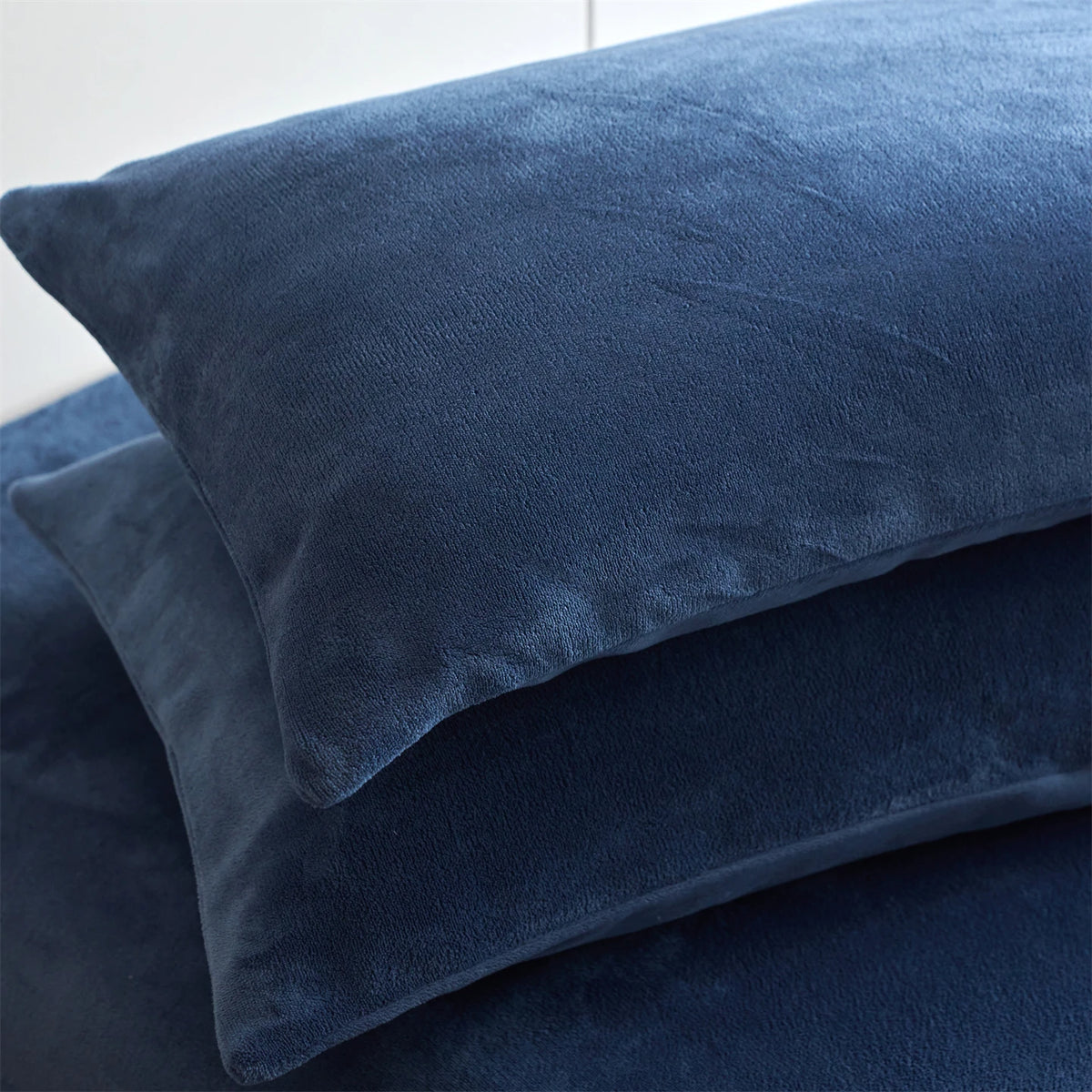 taies d'oreiller velours polyester bleu marine zip doré contemporain maison simple