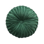 Coussin violet en velours doux forme citrouille sur fauteuil