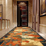 Un couloir élégant doté d'un sol carrelé décoré de motifs abstraits aux tons chauds et vibrants, créant une ambiance harmonieuse et accueillante.